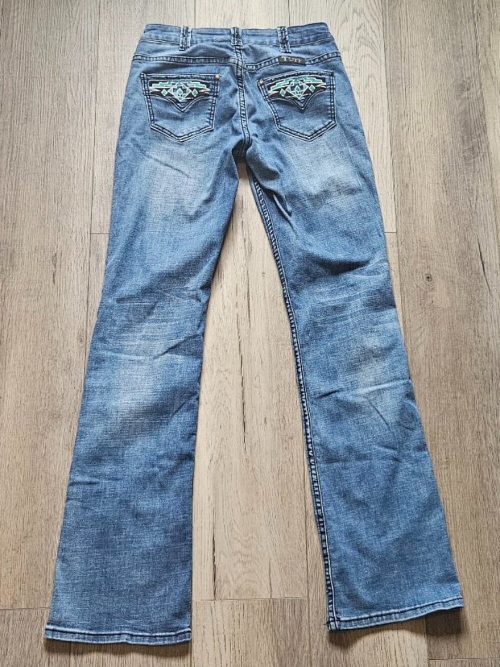 Cowgirl Tuff Co. Spirited Bootcut Jeans Medium Wash Embellished Pockets 26X34